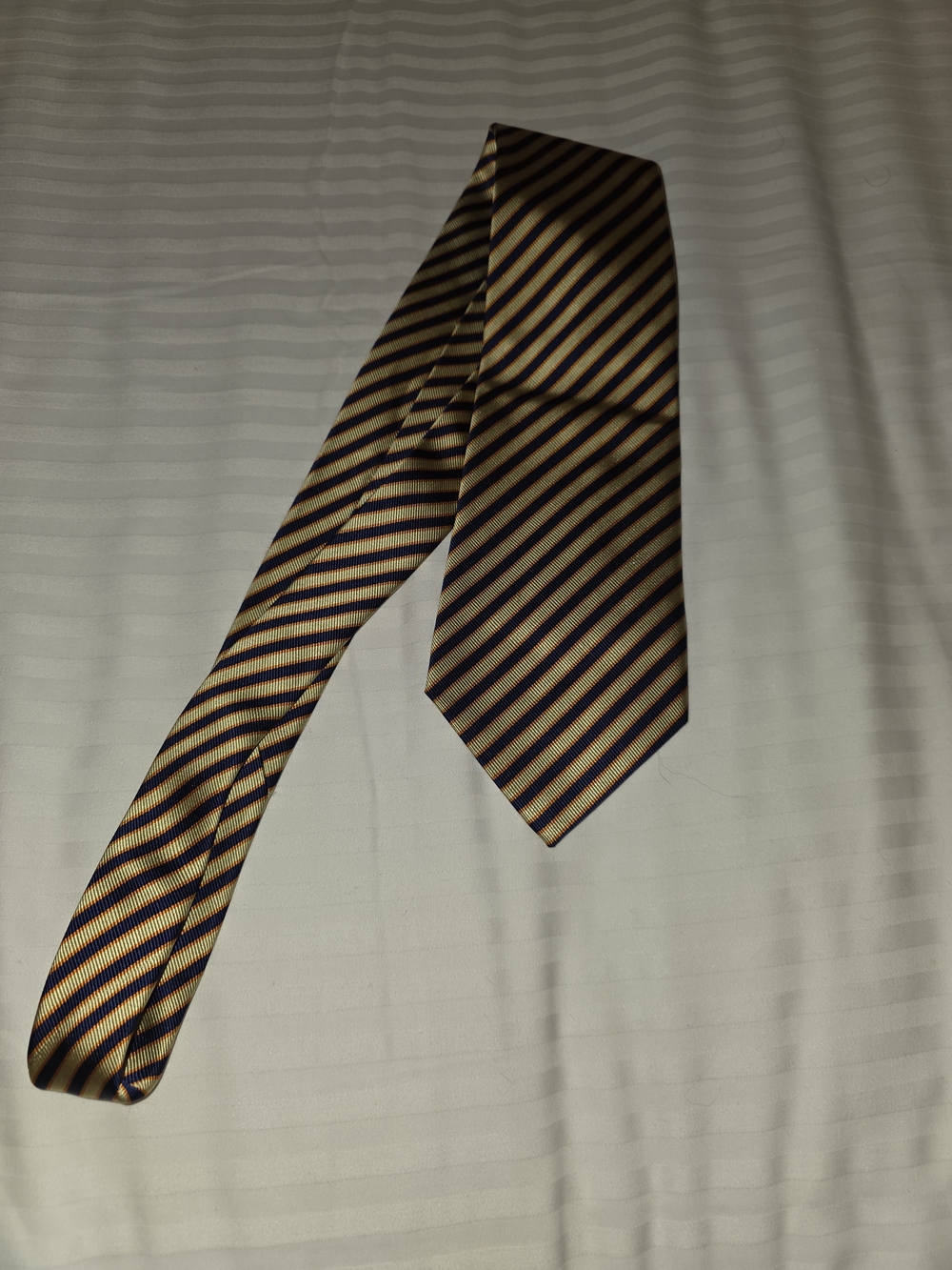 Duck Head Diagonal Stripe Tie in Gold and Navy
